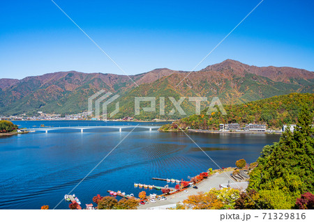 (山梨県)天上山公園から眺める河口湖 湖畔 (山梨県)天上山公園から眺める河口湖 湖畔 71329816