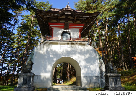 秋の福泉寺は紅葉が素晴らしい　山門 71329897