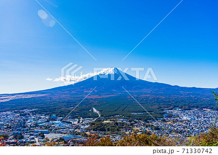 (山梨県)河口湖天上山公園から眺める富士山 (山梨県)河口湖天上山公園から眺める富士山 71330742