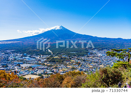 （山梨県）河口湖天上山公園から眺める富士山 71330744