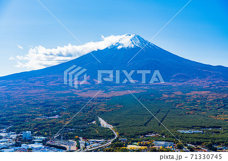 （山梨県）河口湖天上山公園から眺める富士山 71330745