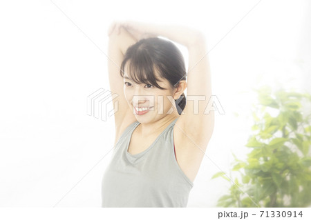 笑顔でストレッチをする女性 71330914