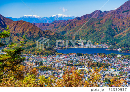 （山梨県）天上山公園から眺める河口湖町の街並と南アルプス遠望 71330937