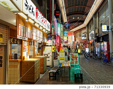 大阪 京橋の商店街の夕暮れ 71330939