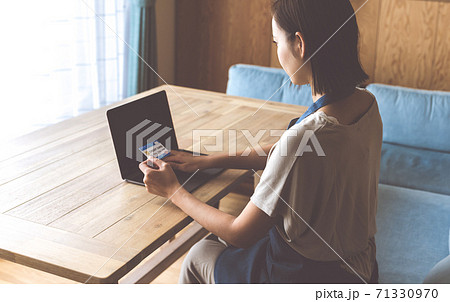カードを使う女性 カードを使う女性 71330970