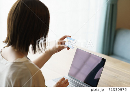 カードを使う女性 71330976