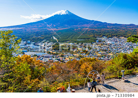 （山梨県）河口湖天上山公園で富士山を眺める人達 71330984