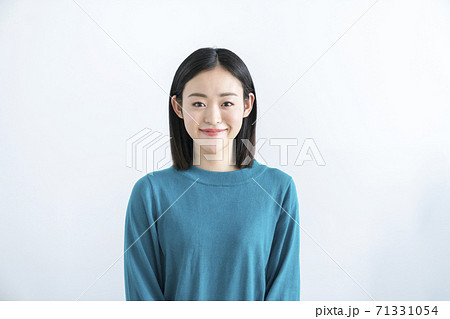 20代前半の女性　笑顔　ポートレート 71331054