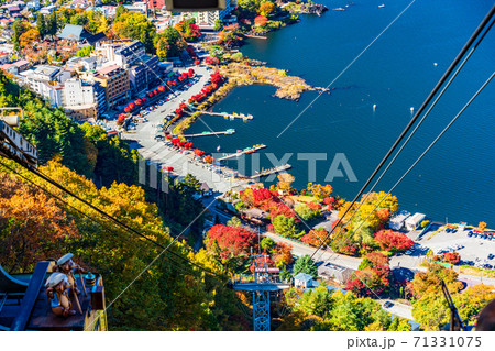 (山梨県)天上山公園から眺める河口湖畔 (山梨県)天上山公園から眺める河口湖畔 71331075