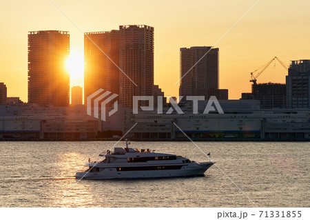 観光船が遊覧する東京湾の夕景 観光船が遊覧する東京湾の夕景 71331855