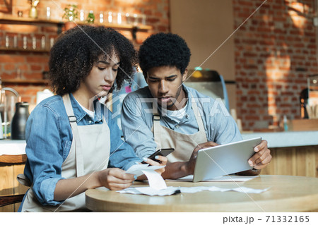 Financial problems in city cafe during lockdown 71332165