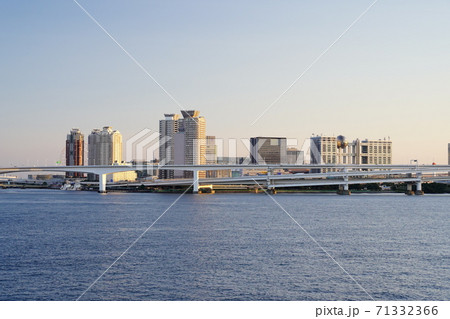 東京湾とお台場の夕景 71332366
