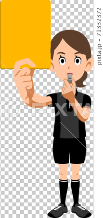 イエローカードを見せるサッカーの審判の女性 71332372