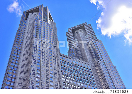東京都庁と青空 71332623