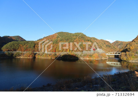 山梨県の塩川ダムのみずがき湖の周りの紅葉 山梨県の塩川ダムのみずがき湖の周りの紅葉 71332694