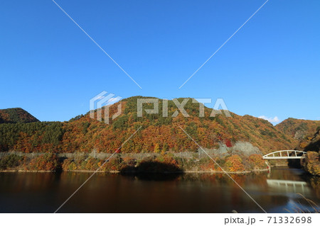 山梨県の塩川ダムのみずがき湖の周りの紅葉 71332698