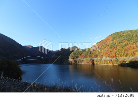 山梨県の塩川ダムのみずがき湖の周りの紅葉 71332699