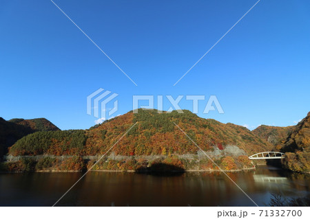 山梨県の塩川ダムのみずがき湖の周りの紅葉 71332700