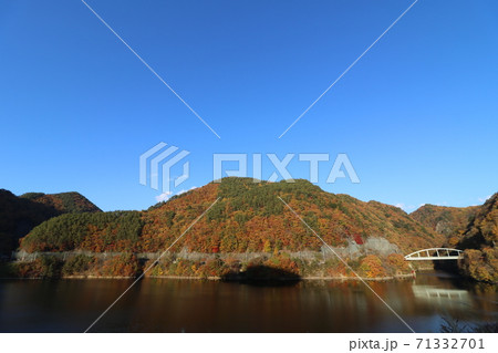 山梨県の塩川ダムのみずがき湖の周りの紅葉 山梨県の塩川ダムのみずがき湖の周りの紅葉 71332701