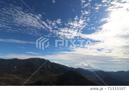 山梨県の瑞牆山の山頂からの金峰山の眺め 71333107