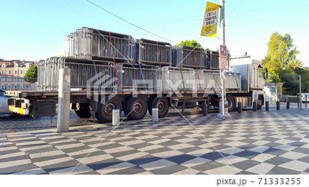 フェンス設営作業に入るトラック フェンス設営作業に入るトラック 71333255