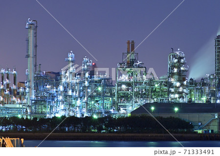 川崎千鳥町から運河越しに見える工場夜景 川崎千鳥町から運河越しに見える工場夜景 71333491