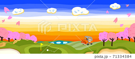 桜舞う春の夕暮れのゴルフ場パノラマ 71334384