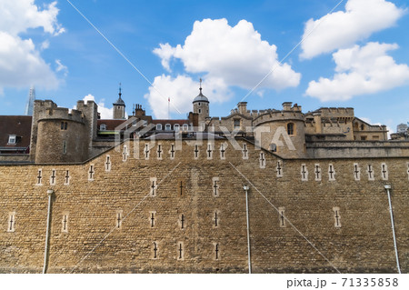 ロンドン　青空と白い雲とロンドン塔　Tower of London 71335858
