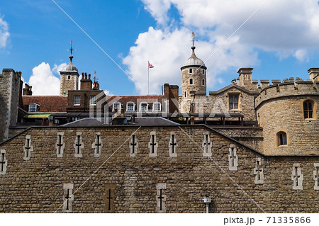 ロンドン　青空と白い雲とロンドン塔　Tower of London 71335866