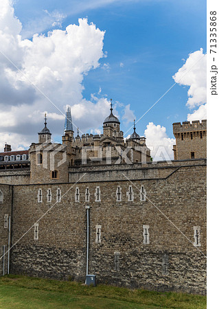 ロンドン　青空と白い雲とロンドン塔　Tower of London 71335868