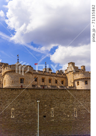 ロンドン 青空と白い雲とロンドン塔 Tower of London ロンドン 青空と白い雲とロンドン塔 Tower of London 71335882