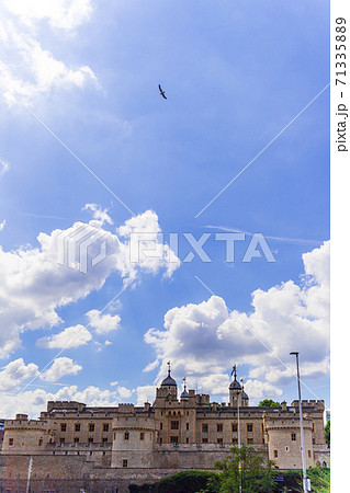 ロンドン　青空と白い雲とロンドン塔　Tower of London 71335889