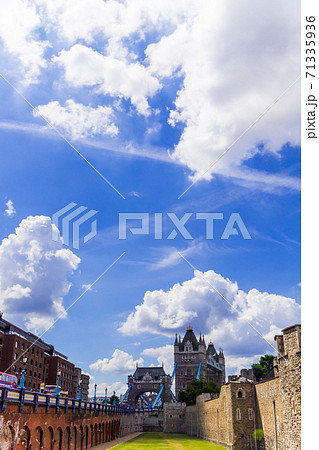 ロンドン　青空と白い雲とロンドン塔　Tower of London 71335936