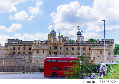 ロンドン　青空と白い雲とロンドン塔　Tower of London 71335972