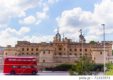 ロンドン　青空と白い雲とロンドン塔　Tower of London 71335973