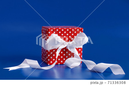 Red gift box with white satin ribbon bow 71336308