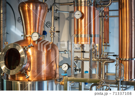 Copper vacuum still for distillation performed under reduced pressure for gin production 71337108