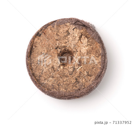Top view of single dry peat pellet 71337952