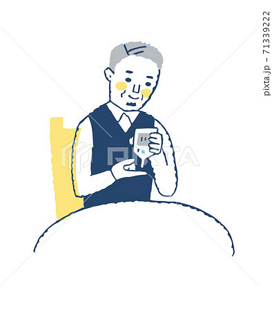 血糖値を測っているシニア男性 71339222