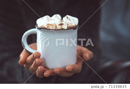 Close-up of a white mug with hot chocolate and marshmallow Close-up of a white mug with hot chocolate and marshmallow 71339635