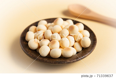 皿に盛られたボーロ お菓子 卵ボーロ 皿に盛られたボーロ お菓子 卵ボーロ 71339637