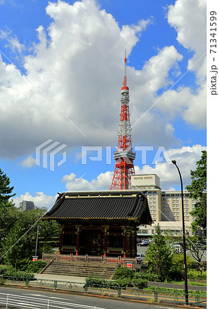 東京 芝公園 東京タワーと霊廟二天門の写真素材