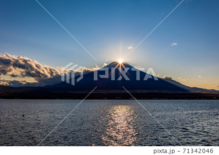 （山梨県）山中湖のダイヤモンド富士 71342046