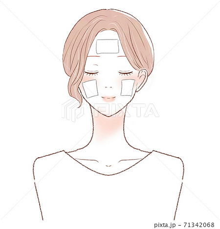 コットンパックで顔を保湿する女性 71342068