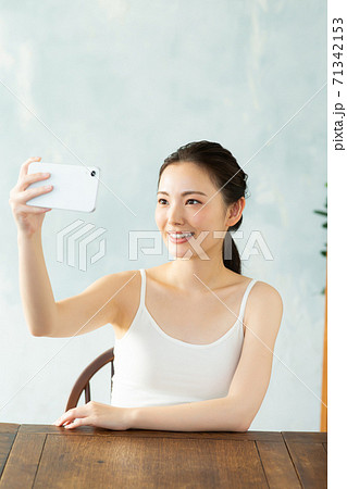スキンケアをする綺麗な女性 71342153