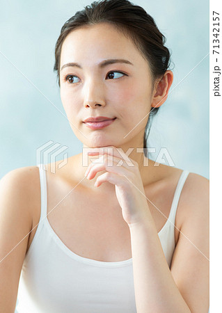 スキンケアをする綺麗な女性 71342157