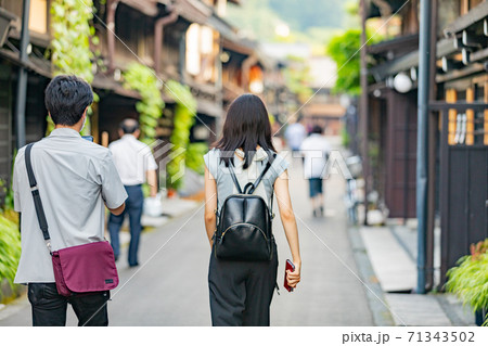 高山市を観光するカップル 71343502