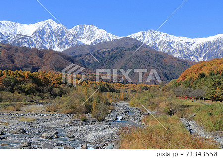 白馬の秋　白馬大橋から望む冠雪した白馬三山 71343558