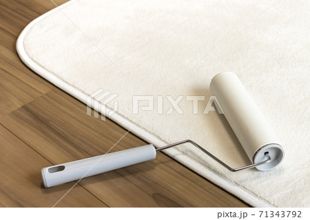白い絨毯と、粘着カーペットクリーナー 71343792