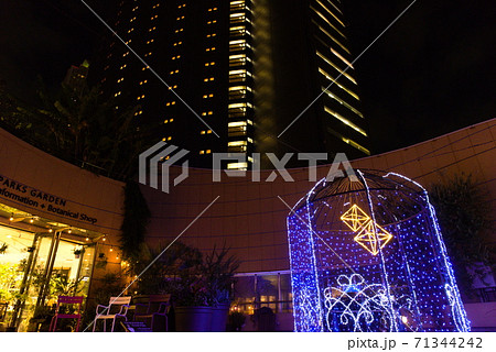 大阪なんば なんばパークスのイルミネーション クリスマス 高層ビル の写真素材
